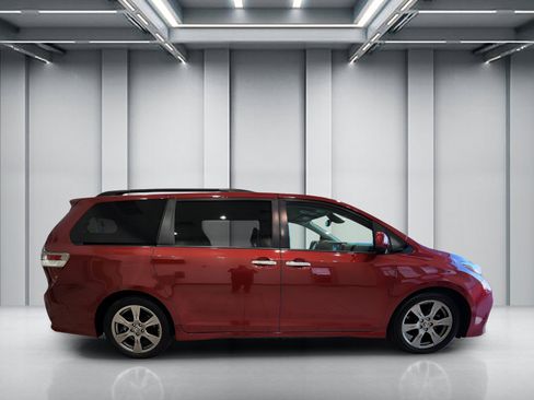 Used 2018 Toyota Sienna SE FWD image 4