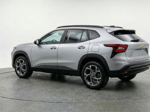 Used 2025 Chevrolet Trax LT w/ LT Convenience Package image 5