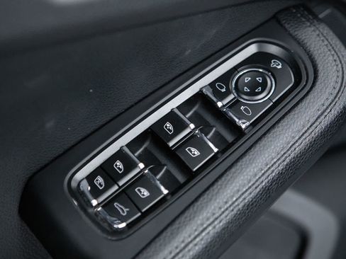 Certified 2024 Porsche Macan AWD/4WD image 24