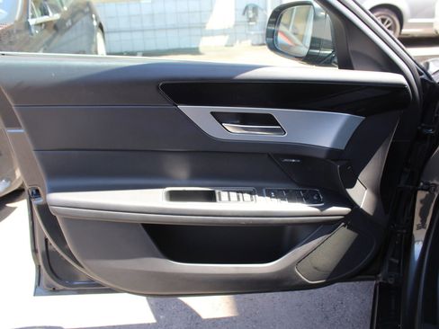 Used 2020 Jaguar XF Premium image 5