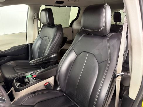 Used 2023 Chrysler Pacifica Touring-L FWD image 13