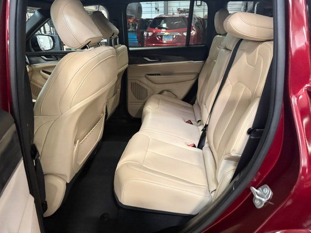 Used 2023 Jeep Grand Cherokee Limited AWD/4WD image 32