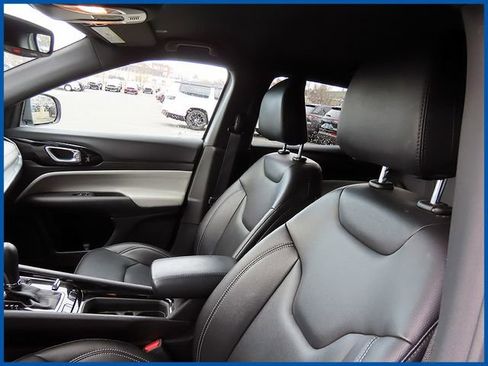 Certified 2025 Jeep Compass Limited AWD/4WD image 13