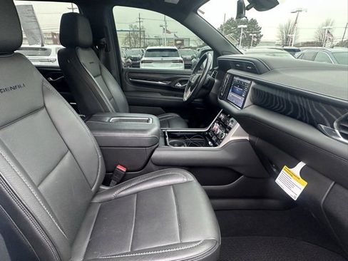 Used 2021 GMC Yukon Denali w/ Denali Premium Package image 16