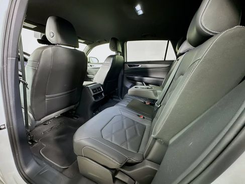 Used 2024 Volkswagen Atlas Cross Sport SE FWD image 4