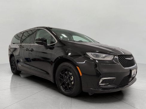 Used 2024 Chrysler Pacifica Touring-L FWD image 1