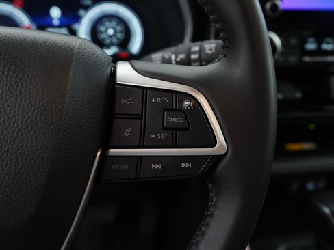 Used 2025 Toyota Highlander XSE AWD/4WD image 19