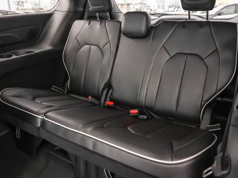 New 2026 Chrysler Pacifica Limited w/ S Appearance Package AWD/4WD image 9