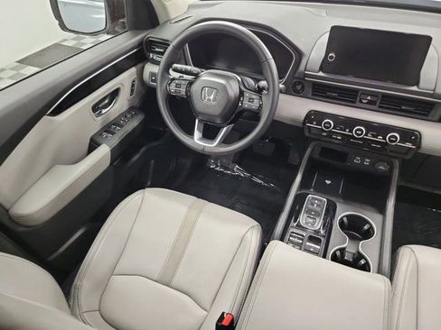 Used 2025 Honda Pilot Touring image 15
