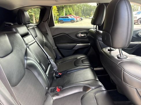 Used 2019 Jeep Cherokee Latitude Plus w/ Comfort/Convenience Group AWD/4WD image 30
