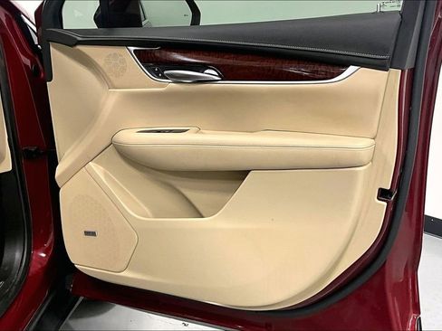 Used 2018 Cadillac XT5 Luxury w/ Driver Awareness Package FWD image 18