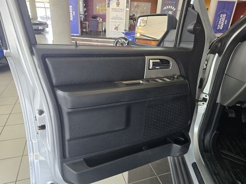 Used 2017 Ford Expedition XLT w/ Equipment Group 202A RWD image 7