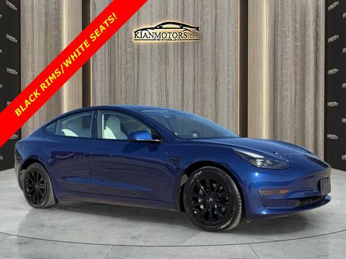 Used 2022 Tesla Model 3 Standard Range image 1