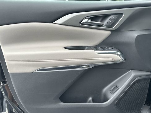 Used 2025 Chevrolet Traverse LT FWD image 14
