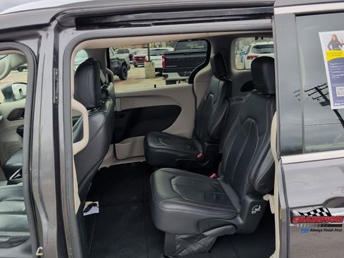 Used 2018 Chrysler Pacifica Touring-L FWD image 26