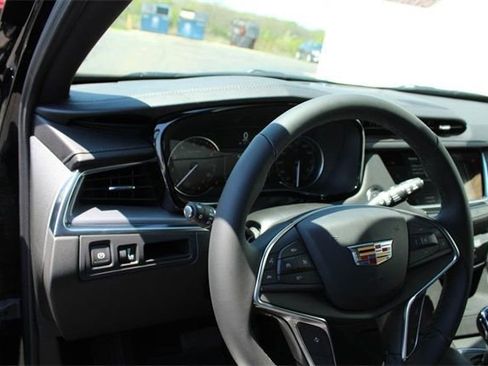 New 2025 Cadillac XT5 Luxury image 17