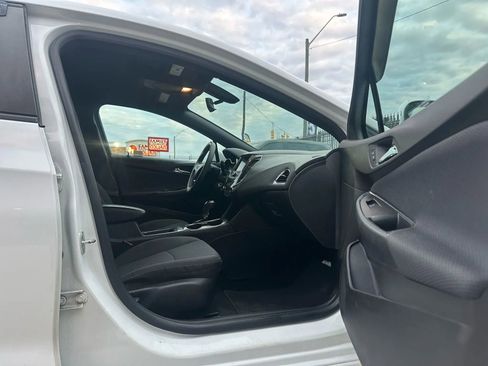Used 2019 Chevrolet Cruze LT image 6
