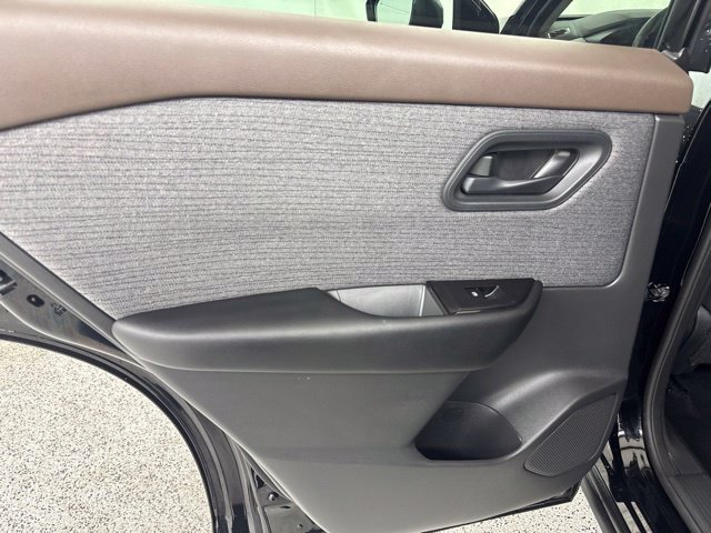 Used 2023 Nissan Rogue S AWD/4WD image 18