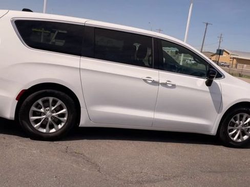 Used 2026 Chrysler Pacifica Limited FWD image 2