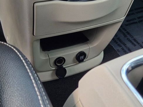 Used 2014 Chrysler Town & Country Touring FWD image 29