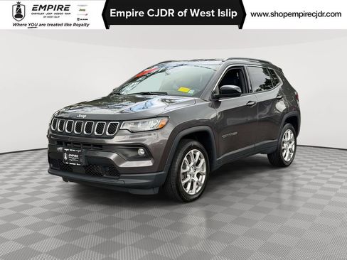 Used 2023 Jeep Compass Latitude AWD/4WD image 2