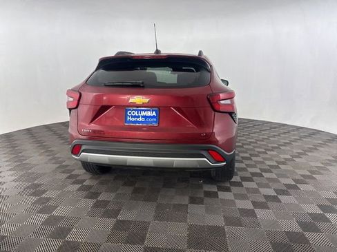 Used 2025 Chevrolet Trax LT w/ LT Convenience Package image 9