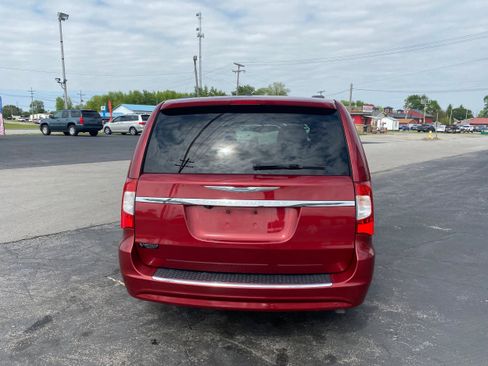 Used 2013 Chrysler Town & Country Touring-L w/ Driver Convenience Group FWD image 6
