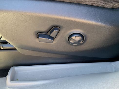 Used 2020 Chrysler Pacifica Touring-L image 19