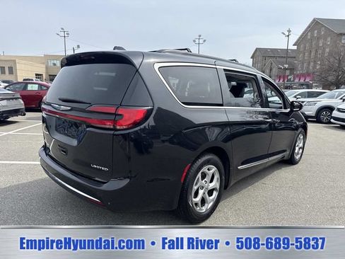 Used 2023 Chrysler Pacifica Limited FWD image 9