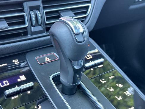Certified 2025 Porsche Macan AWD/4WD image 24