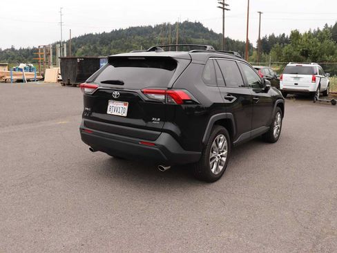 Used 2019 Toyota RAV4 XLE Premium w/ Cold Weather Package AWD/4WD image 5