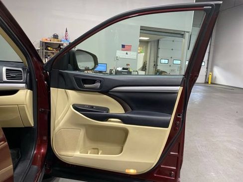 Used 2018 Toyota Highlander XLE AWD/4WD image 26