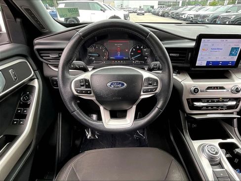 Used 2023 Ford Explorer XLT AWD/4WD image 17