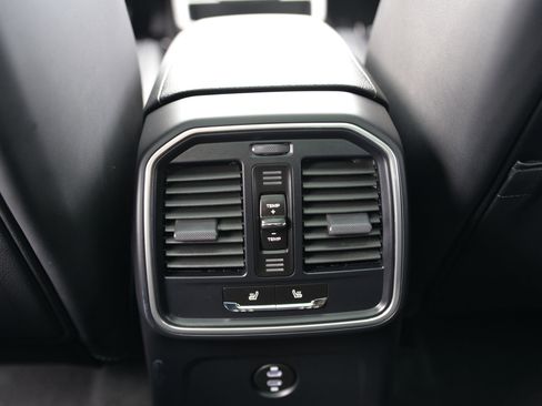 Certified 2025 Porsche Macan image 29