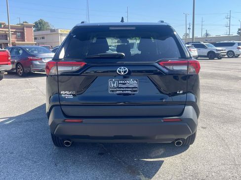 Used 2021 Toyota RAV4 LE FWD image 3