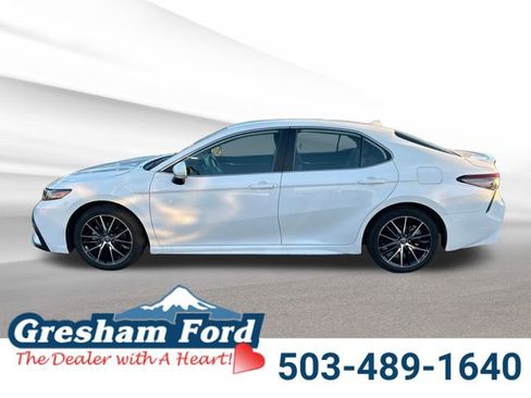 Used 2024 Toyota Camry SE image 2