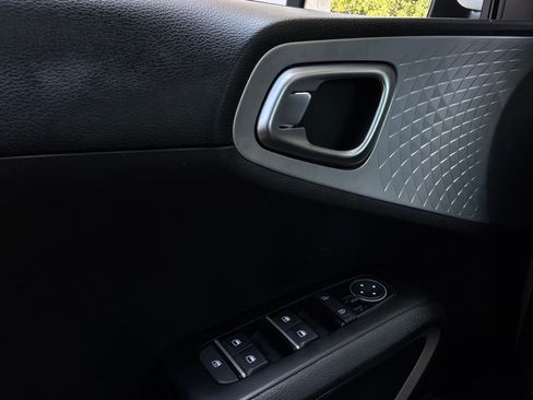 Used 2025 Kia Soul LX w/ LX Technology Package FWD image 19