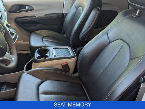 Used 2024 Chrysler Pacifica Touring-L FWD image 14