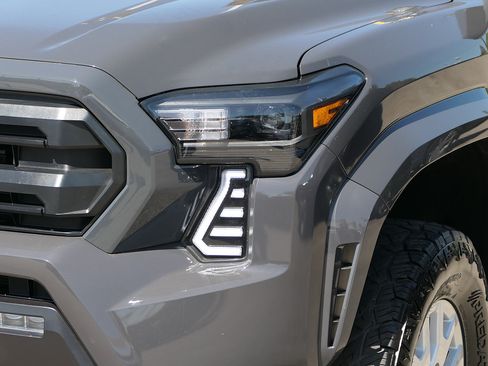 Used 2025 Toyota Tacoma SR5 AWD/4WD image 9