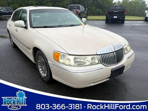 Used 2001 Lincoln Town Car Signature RWD image 1