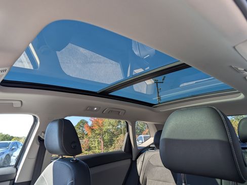 Used 2024 Volkswagen Taos SE w/ Panoramic Sunroof Package image 15