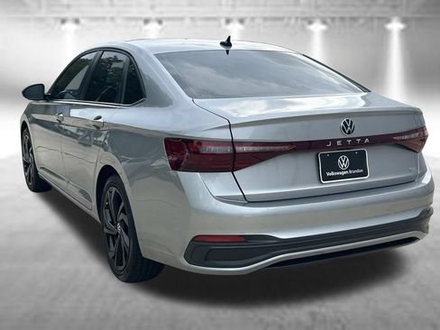 Used 2025 Volkswagen Jetta SE FWD image 3