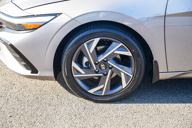 Certified 2025 Hyundai Elantra SEL FWD image 11