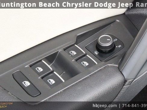 Used 2019 Volkswagen Tiguan SE w/ Panoramic Sunroof Package image 10