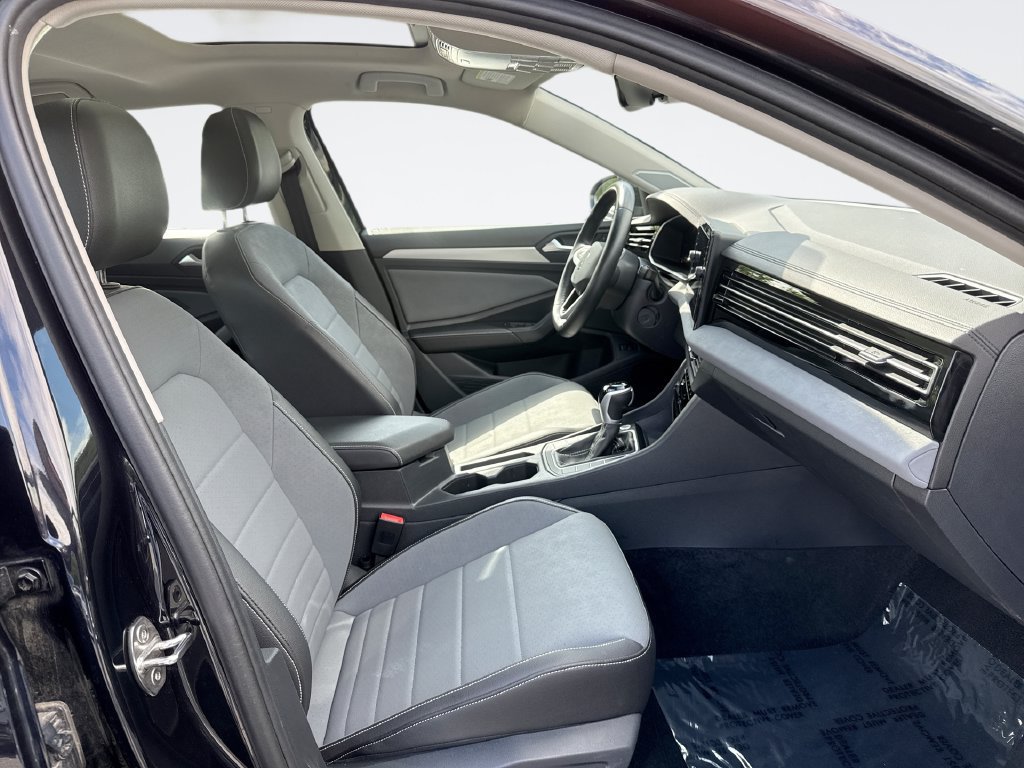 Used 2025 Volkswagen Jetta SE FWD image 26