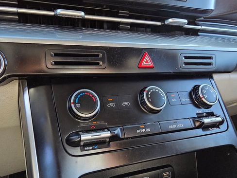 Used 2022 Kia Carnival LX image 18