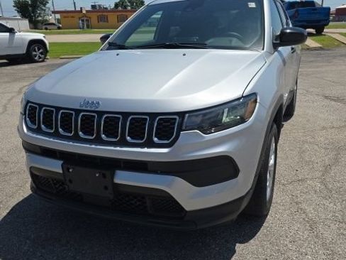Used 2025 Jeep Compass Sport AWD/4WD image 9