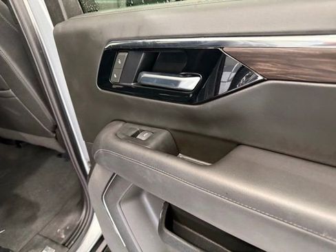 Used 2025 Chevrolet Suburban Z71 AWD/4WD image 30