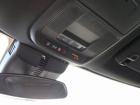 Used 2025 Chevrolet Traverse LT image 38