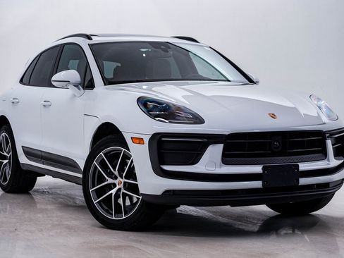 Certified 2025 Porsche Macan image 8